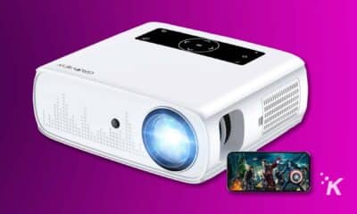 GROVIEW 818C Projector in purple background