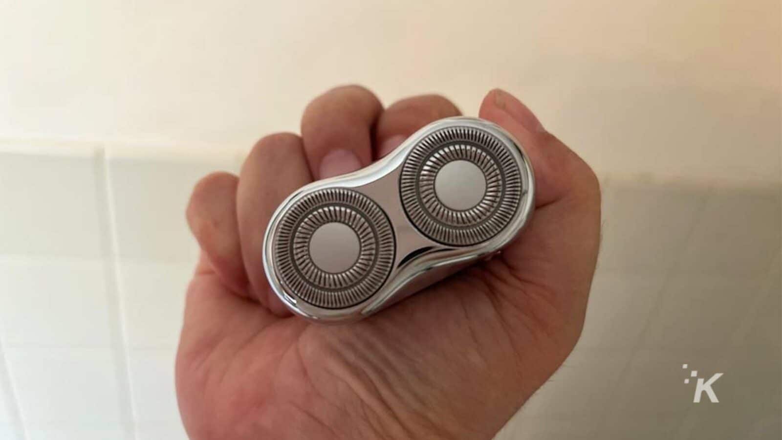 holding the yoose mini shaver in hand showing the blades
